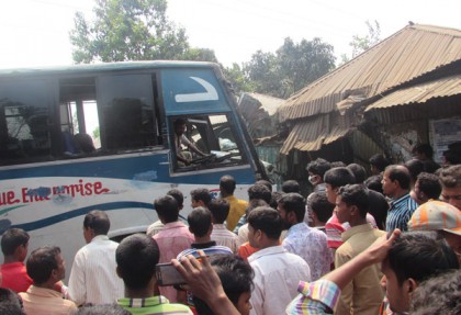 বাস নিয়ন্ত্রণ হারিয়ে চায়ের দোকানে, নিহত ১