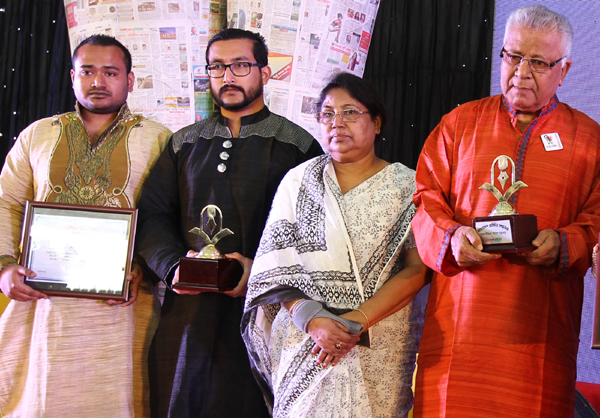 বাংলাদেশ প্রতিদিন সম্মাননা পেলেন রফিক আজাদ ও সমরেশ মজুমদার