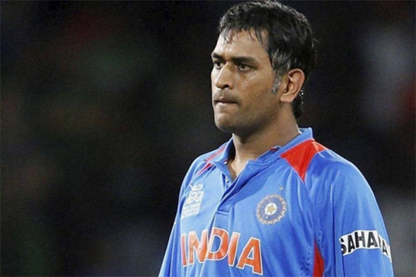 ট্যাক্স ফাঁকির বিড়ম্বনায় ধোনি