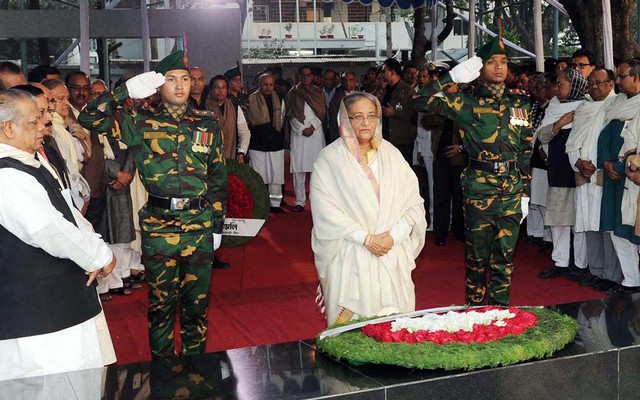 বঙ্গবন্ধুর প্রতিকৃতিতে প্রধানমন্ত্রীর শ্রদ্ধা 