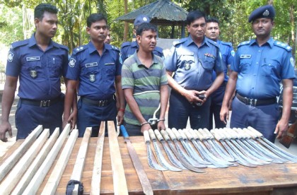 এমপির সমর্থকদের গাড়ি থেকে রামদা-কিরিস উদ্ধার, আটক ১