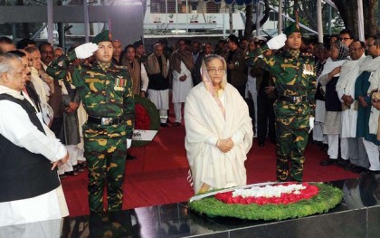 বঙ্গবন্ধুর প্রতিকৃতিতে প্রধানমন্ত্রীর শ্রদ্ধা 
