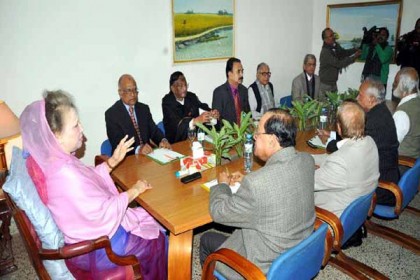 রাতে স্থায়ী কমিটির 'জরুরি' বৈঠক ডেকেছেন খালেদা