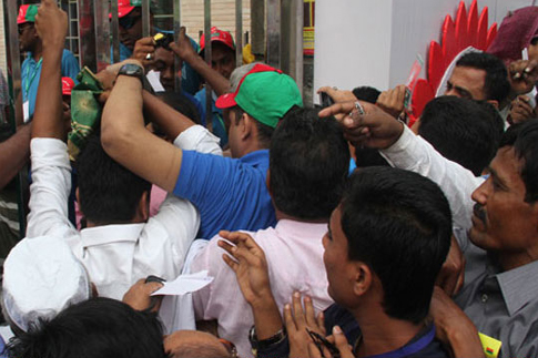 কাউন্সিলস্থলে নেতাকর্মীদের ভিড়, শুরুতেই বিশৃঙ্খলা