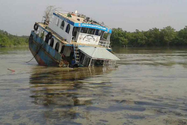 শ্যালা নদীতে কয়লা বোঝাই লাইটারেজ জাহাজ ডুবি