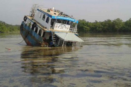 শ্যালা নদীতে কয়লা বোঝাই লাইটারেজ জাহাজ ডুবি