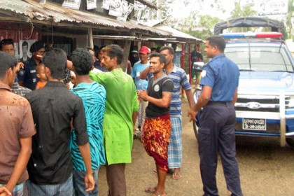 মোরেলগঞ্জে মেম্বার প্রার্থীর স্ত্রী লাঞ্ছিত, আওয়ামী লীগ নেতার দোকান লুট