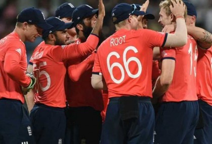টসে জিতে ব্যাটিংয়ের সিদ্ধান্ত ইংলিশদের
