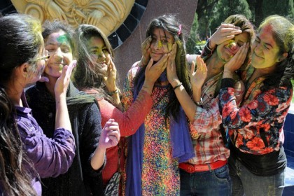 রঙের উৎসবে মেতে উঠল ভারত 
