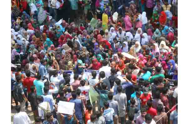 শিক্ষার্থীদের বিক্ষোভে উত্তাল কুমিল্লা 