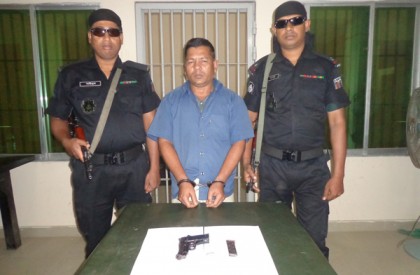 সলঙ্গায় পিস্তল ও গুলিসহ আটক ১