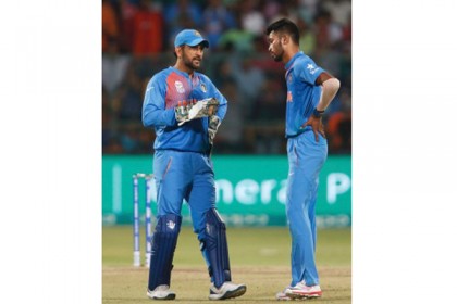 শেষ বলের আগে হার্দিককে কী বলেছিলেন ধোনি?