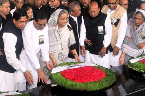 বঙ্গবন্ধুর প্রতিকৃতিতে প্রধানমন্ত্রীর শ্রদ্ধা 