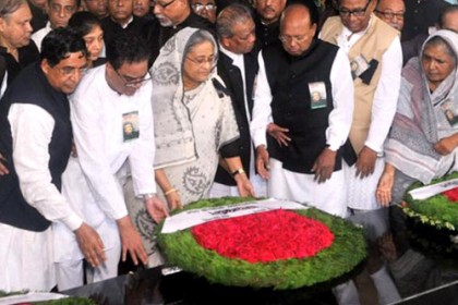 বঙ্গবন্ধুর প্রতিকৃতিতে প্রধানমন্ত্রীর শ্রদ্ধা 