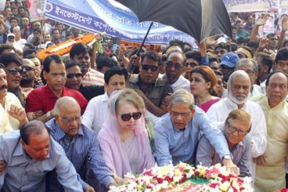 জাতীয় স্মৃতিসৌধে খালেদার শ্রদ্ধা