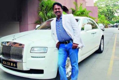 রোলস রয়েসে চেপে চুল কাটতে যান যে নাপিত