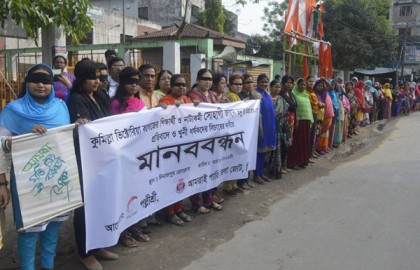 তনু হত্যার শাস্তির দাবিতে দিনাজপুরে সাংস্কৃতিক কর্মীদের মানববন্ধন