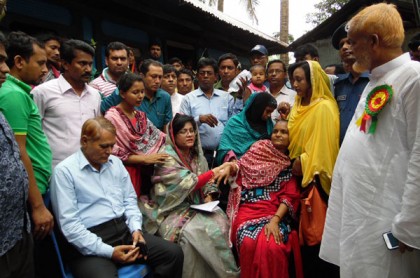 লক্ষ্মীপুরে নির্যাতিতা সেই নারীর দায়িত্ব নিলেন এমপি মুক্তা
