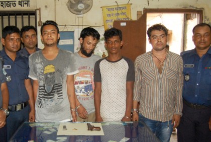 সিদ্ধিরগঞ্জে অস্ত্রসহ আওয়ামী লীগ নেতার দুই ছেলে গ্রেফতার
