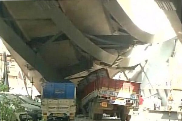কলকাতায় ফ্লাইওভার ভেঙে বহু মানুষের প্রাণহানির আশঙ্কা