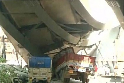 কলকাতায় ফ্লাইওভার ভেঙে বহু মানুষের প্রাণহানির আশঙ্কা