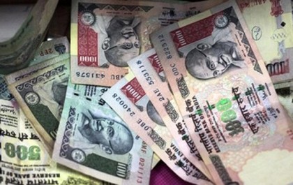 নদীতে ভাসছে ৮ লাখ রুপি