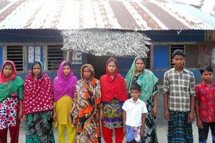 স্বামীর সন্ধানে কাঁদছেন ফাতেমা
