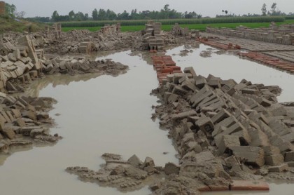 বীরগঞ্জে হঠাৎ বৃষ্টিতে কাঁচা ইটের ব্যাপক ক্ষতি
