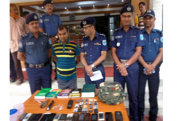 মানিকগঞ্জে ভূয়া লে. কর্নেল গ্রেফতার
