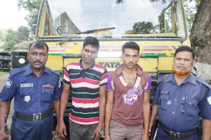 রডবোঝাই ট্রাকসহ দুই ডাকাত আটক