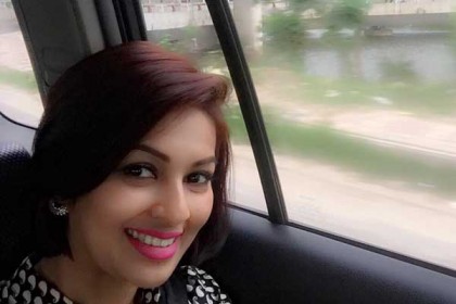 হঠাৎ দেশে ফিরলেন মোনালিসা!