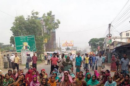 খুলনায় দ্বিতীয় দিনের মতো সড়ক-রেলপথ অবরোধ
