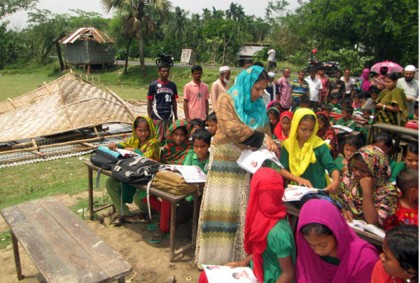 মোরেলগঞ্জে খোলা আকাশের নিচে পাঠদান