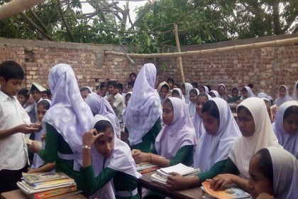 টাঙ্গাইলে খোলা আকাশের নীচে পাঠদান কার্যক্রম
