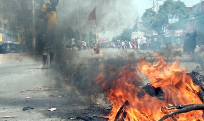 খুলনায় শ্রমিকদের অবরোধ চলছে 