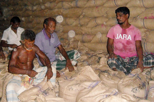 গুদাম শ্রমিকদের দেড় লাখ টাকা বকেয়া, কাজ বন্ধের হুমকি