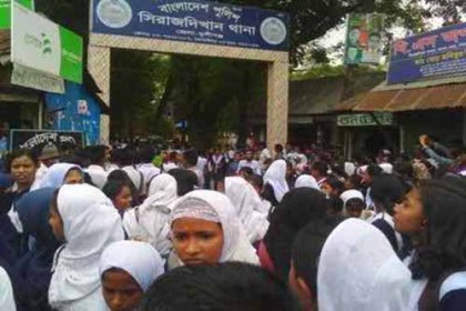 শিক্ষককে গ্রেফতারের প্রতিবাদে সিরাজদিখান থানা ঘেরাও
