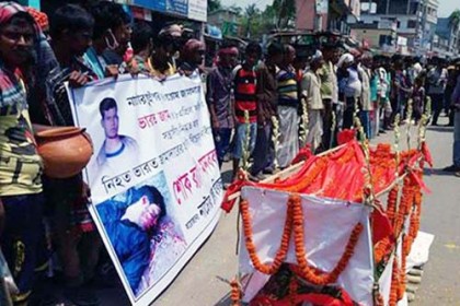 নাটোরে লাশ নিয়ে পরিচ্ছন্ন কর্মীদের বিক্ষোভ
