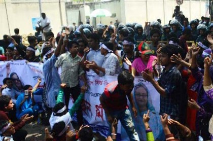 নার্সদের অবস্থান ধর্মঘট চলছে