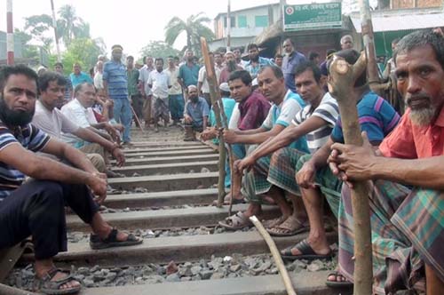 খুলনায় ফের পাটকল শ্রমিকদের রাজপথ-রেলপথ অবরোধ 