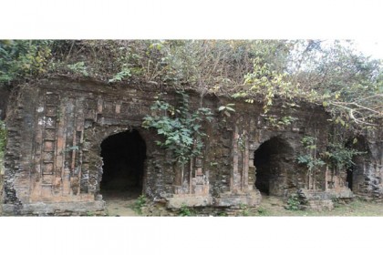 মাটিতে মিলিয়ে যাচ্ছে 'মোগল আমলের' মসজিদটি