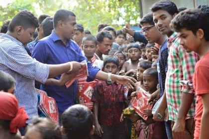 পথশিশুদের মাঝে বৈশাখী পোশাক বিতরণ ছাত্রলীগের 
