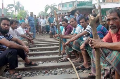 খুলনায় ফের পাটকল শ্রমিকদের রাজপথ-রেলপথ অবরোধ 