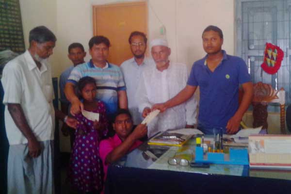 কুড়িগ্রামে প্রতিবন্ধী শিক্ষার্থীদের মাঝে উপবৃত্তির চেক বিতরণ