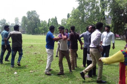 
ইবিতে নিজ দলের কর্মীকে পেটালো ছাত্রলীগ
