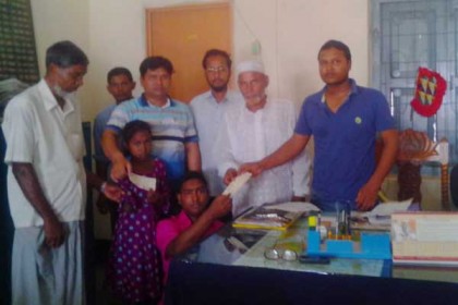 কুড়িগ্রামে প্রতিবন্ধী শিক্ষার্থীদের মাঝে উপবৃত্তির চেক বিতরণ