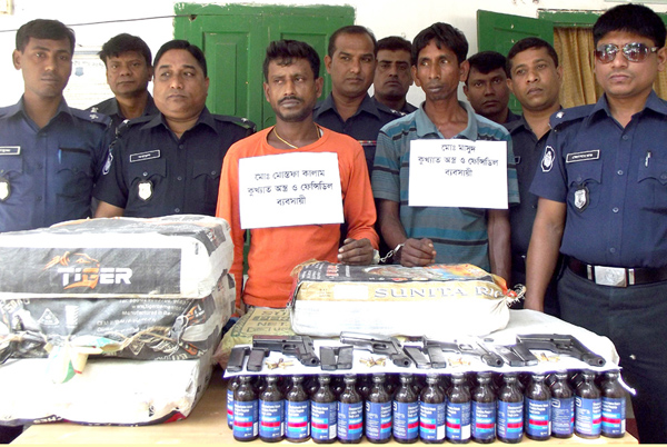 
চাঁপাইনবাবগঞ্জে পিস্তুল ও ফেন্সিডিলসহ আটক ২