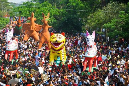 মঙ্গল শোভাযাত্রায় মানুষের ঢল