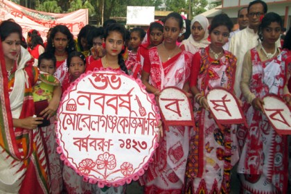 নববর্ষ বরণে মোরেলগঞ্জে বর্ণাঢ্য শোভাযাত্রা
