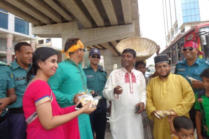 নববর্ষে পুলিশের খাবার বিতরণ